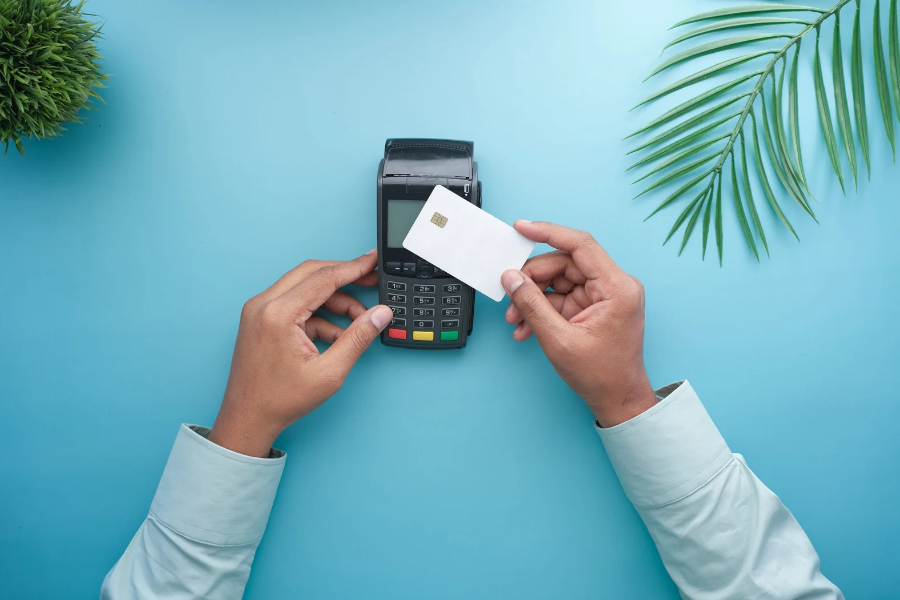 Как платить выгоднее: наличкой, банковской картой или по QR-коду?